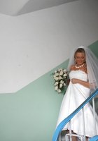 Перед свадьбой невеста облачается в белое белье 15 фото