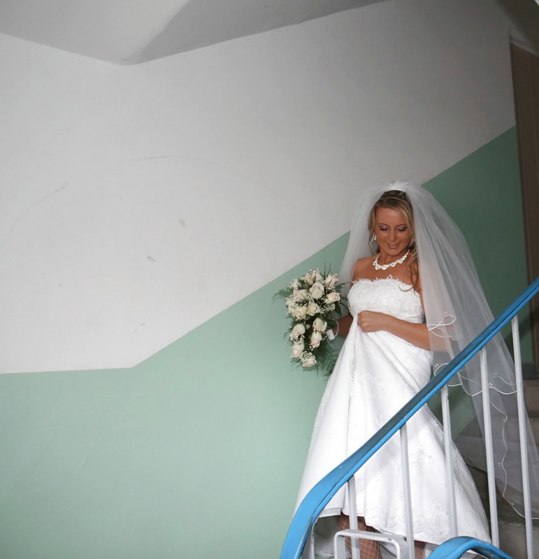 Перед свадьбой невеста облачается в белое белье 15 фотография