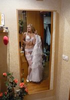Блонда красуется в белье которое наденет под свадебное платье 13 фото