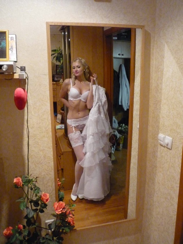 Блонда красуется в белье которое наденет под свадебное платье 13 фотография