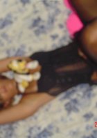 Длинноволосая хозяйка позирует на кровати в черном белье 13 фотография