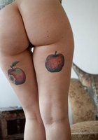 Татуировки красуются на обнаженном теле Фрионики 10 фото