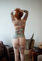 Татуировки красуются на обнаженном теле Фрионики 26 фото
