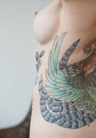Татуировки красуются на обнаженном теле Фрионики 29 фото