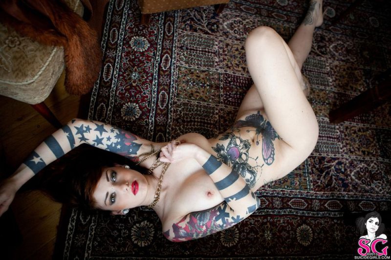 Татуировки красуются на обнаженном теле Фрионики 3 фотография