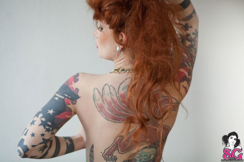 Татуировки красуются на обнаженном теле Фрионики 13 фотография