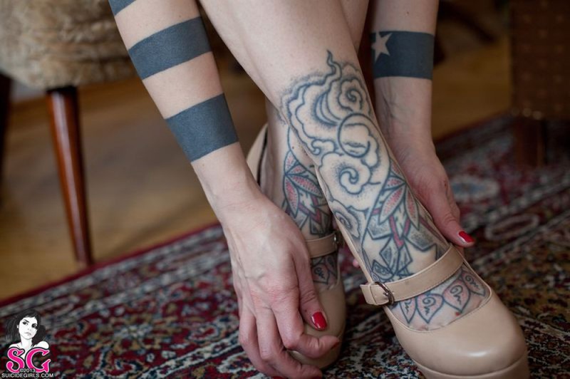 Татуировки красуются на обнаженном теле Фрионики 30 фотография