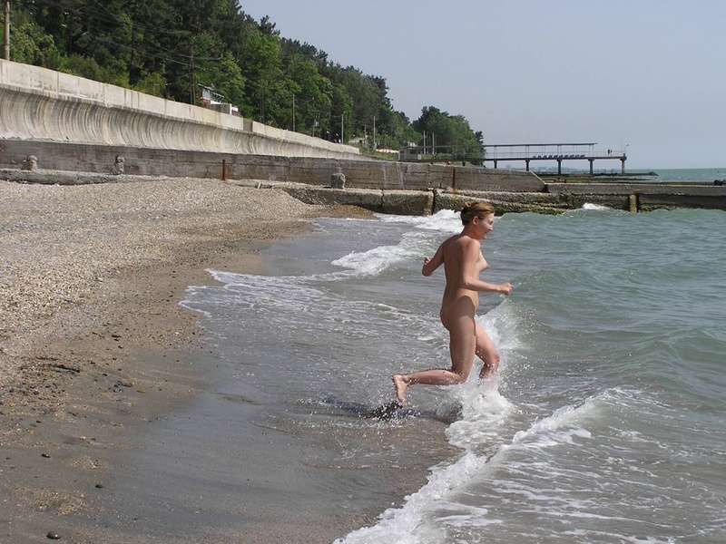 Голая стерва на пляже проводит время без трусов и одежды 13 фотография