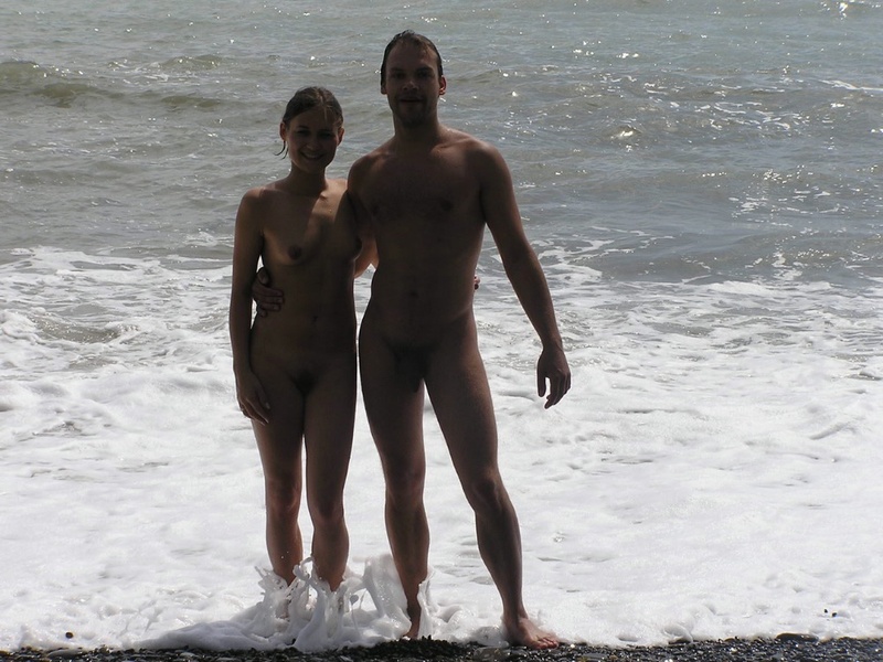 Голая стерва на пляже проводит время без трусов и одежды 18 фотография