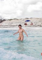 На пляже зрелая женщина предпочитает ходить голой 11 фото