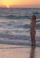 На пляже зрелая женщина предпочитает ходить голой 5 фотография