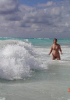 На пляже зрелая женщина предпочитает ходить голой 13 фото