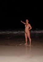 На пляже зрелая женщина предпочитает ходить голой 1 фото