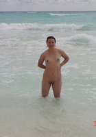 На пляже зрелая женщина предпочитает ходить голой 15 фото