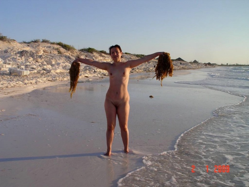 На пляже зрелая женщина предпочитает ходить голой 7 фотография