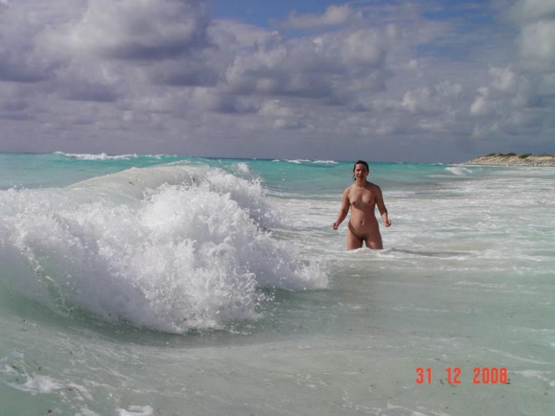 На пляже зрелая женщина предпочитает ходить голой 13 фотография