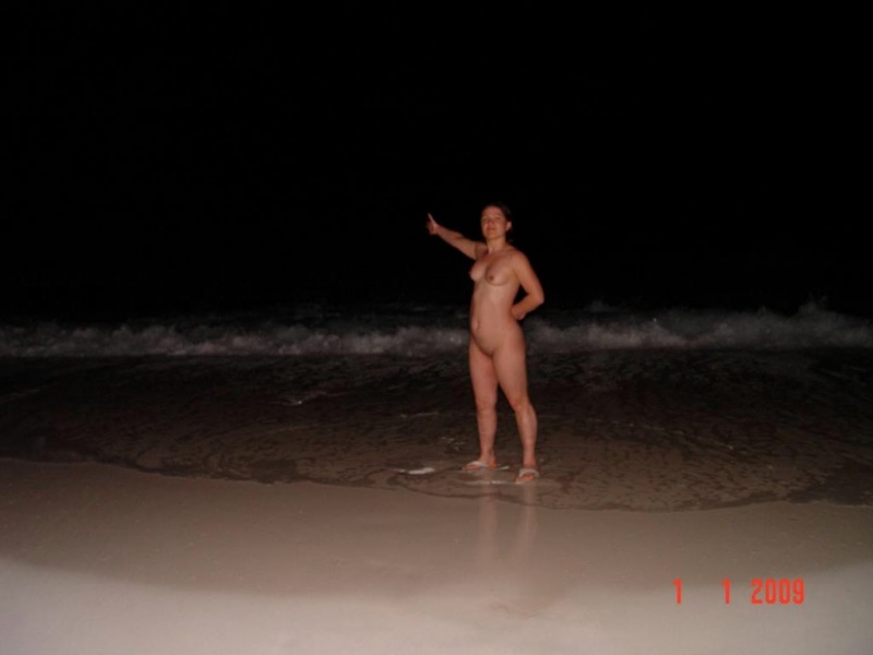 На пляже зрелая женщина предпочитает ходить голой 1 фотография
