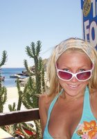 Похотливая блондинка шалит на отдыхе в Турции 6 фото