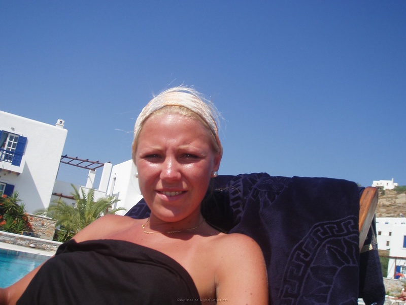 Похотливая блондинка шалит на отдыхе в Турции 18 фотография