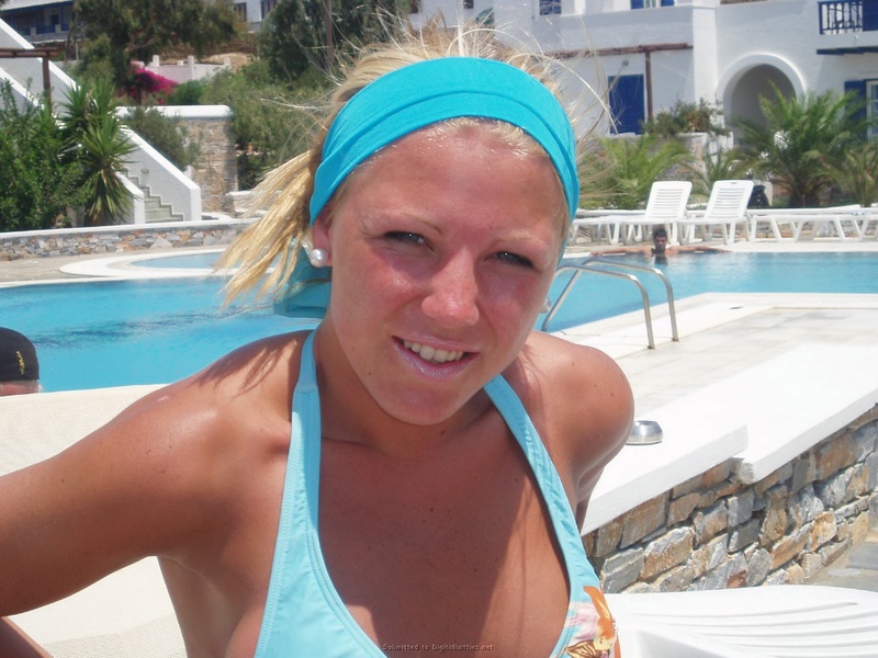 Похотливая блондинка шалит на отдыхе в Турции 25 фотография