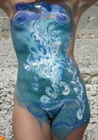 Мужик разукрасил тело голой жены на пляже 5 фото