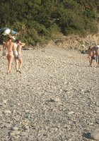 Мужик разукрасил тело голой жены на пляже 1 фото