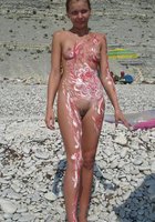 Мужик разукрасил тело голой жены на пляже 8 фотография