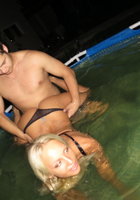 Парень купается в бассейне с давалкой 13 фото