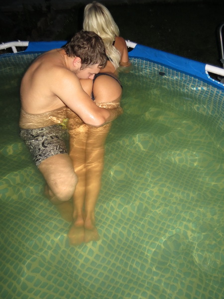 Парень купается в бассейне с давалкой 10 фотография
