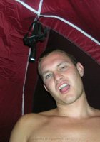 Мужчина трахает спутницу в палатке 11 фото