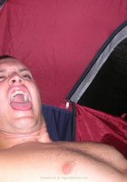 Мужчина трахает спутницу в палатке 31 фотография