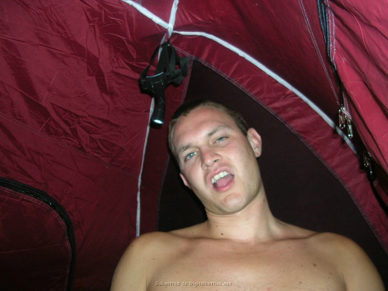 Мужчина трахает спутницу в палатке 11 фотография
