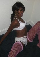 Негритянская сучка позирует в отеле в сексуально белье 18 фото