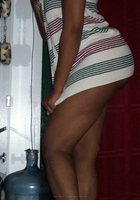 Голая негритянка шалит в своей спальне 1 фото