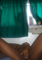 Голая негритянка шалит в своей спальне 23 фото