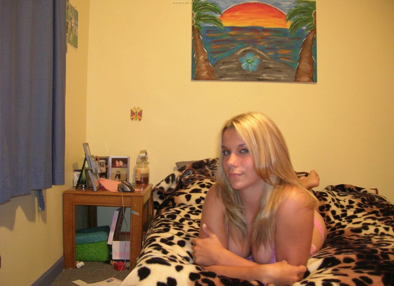 Блонда примеряет разные наряды в квартире 5 фотография