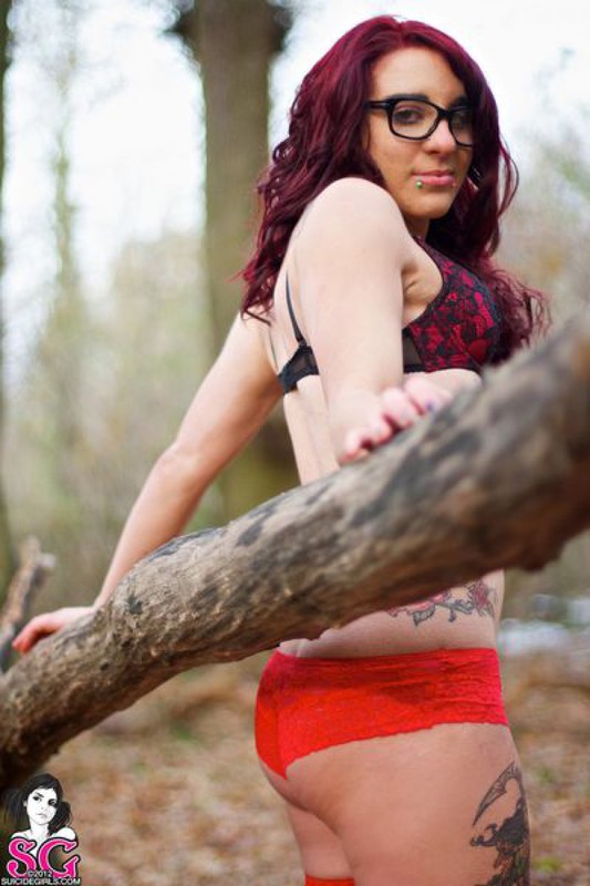 Красная Шапочка решила раздеться в лесу по дороге домой 15 фотография