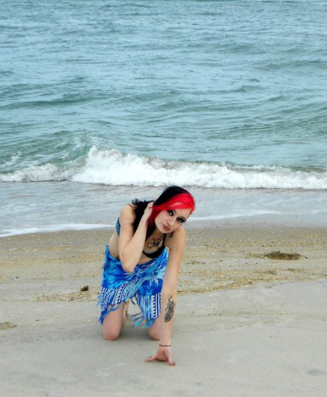 Неформалка Риппи радуется теплому бризу на пляже 11 фотография
