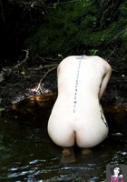 Голенькая фея купается в лесной реке 3 фото