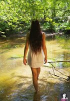 Голенькая фея купается в лесной реке 4 фотография