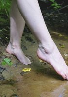 Голенькая фея купается в лесной реке 2 фото