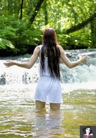Голенькая фея купается в лесной реке 9 фото