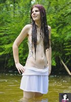 Голенькая фея купается в лесной реке 11 фото