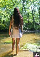Голенькая фея купается в лесной реке 17 фотография