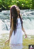 Голенькая фея купается в лесной реке 6 фото