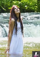 Голенькая фея купается в лесной реке 29 фотография