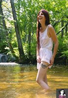 Голенькая фея купается в лесной реке 30 фото