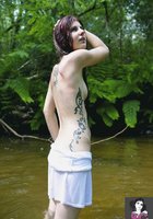 Голенькая фея купается в лесной реке 32 фото