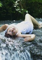 Голенькая фея купается в лесной реке 25 фотография