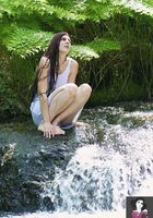 Голенькая фея купается в лесной реке 40 фото